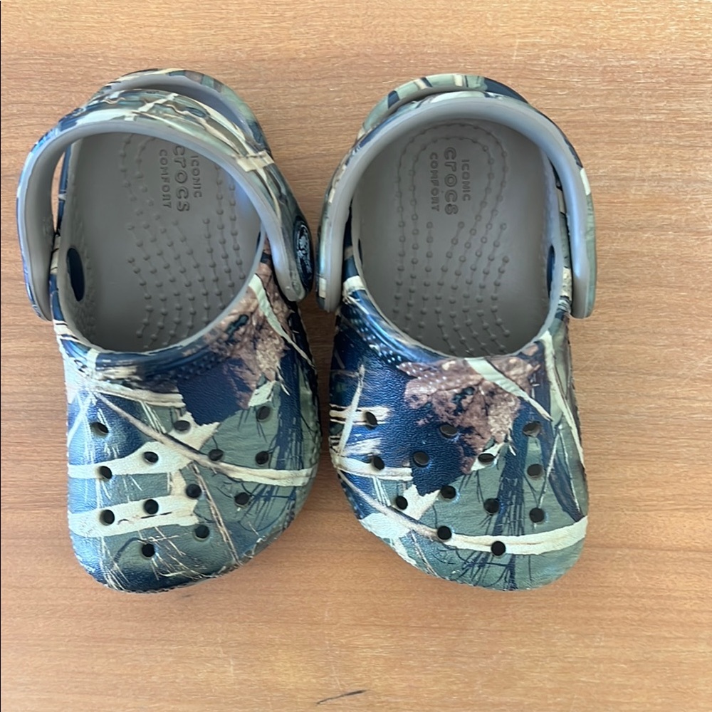 CROCS Kids Water Shoes - Green and Brown Camo